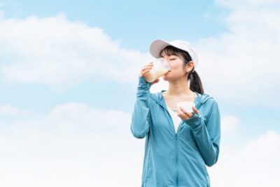 飲み物を飲む女性