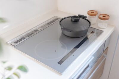 鍋が置かれたIHコンロ